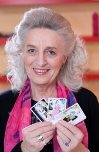 Meisterin des Kartenlegens Elfriede Jahn mit Zigeunerkarten von Piatnik